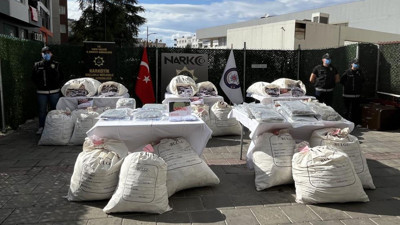 İzmir'de zehir tacirlerine geçit yok! Rekor miktarda sentetik ecza ele geçirildi