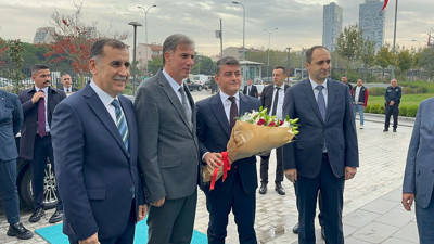 Başsavcı Dönmez, yeni görev yerinde çiçeklerle karşılandı