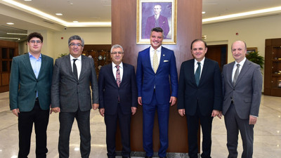 Fenerbahçe Başkanı Sadettin Saran'dan Yargıtay'a ziyaret! İmzalı forma takdim edildi