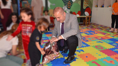 Gebze Başsavcısı Metin Uslu’dan cezaevi kreşi ve anaokuluna ziyaret! Çocukların yüzünü güldürdü