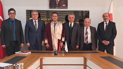 HSK Üyesi Seyfi Han'dan büyük başarı! Cübbesini hocaları giydirdi