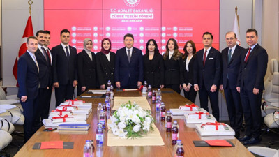 Bakan Tunç hakim ve savcı adaylarına cübbelerini teslim etti!