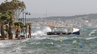 Ayvalık'ta sel! Deniz taştı Cunda Adası sular altında kaldı