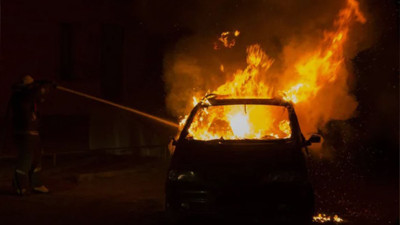 Boşanma aşamasındaki eşinin arabasını benzin döküp yaktı