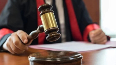 Gerekçesiz kararlar yazıp duruşmaları erteleyen hakime hapis cezası