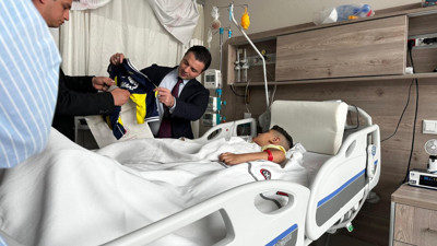 Kerem Aktürkoğlu görüntülü aradı... Personel Genel Müdürü Sarı'dan okul saldırısında yaralanan katip Bakacak'ın oğluna ziyaret