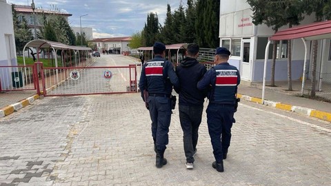 10 ayrı suçtan aranıyordu! Suç makinesi jandarmadan kaçamadı