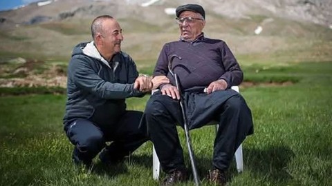 Mevlüt Çavuşoğlu'nun acı günü! Babası Osman Çavuşoğlu hayatını kaybetti
