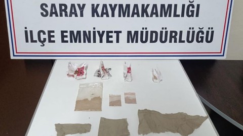 Yöntemleri pes dedirtti! Uyuşturucu maddeyi peçeteye emdirdiler