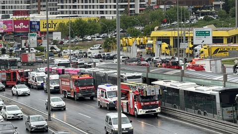 Beylikdüzü'nde 2 metrobüs çarpıştı! Valilik bilançoyu açıkladı!