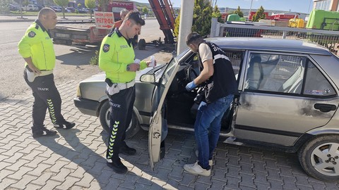 Çorum'da çocuk hırsızlar polisleri alarma geçirdi! Düz kontakla çaldıkları araçla drift attılar