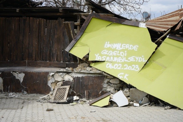 Depremin etkilediği Malatya'da duygulandıran duvar yazıları - Resim: 6