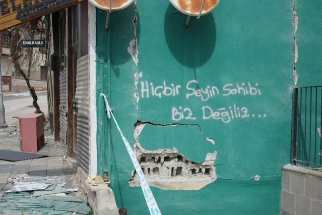 Depremin etkilediği Malatya'da duygulandıran duvar yazıları - Resim: 1