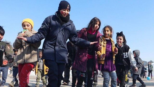 Çocukların komutan ablası: Jandarma Astsubay Belkıs Şahiner depremzede çocuklara destek oluyor - Resim: 5