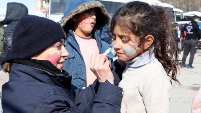 Çocukların komutan ablası: Jandarma Astsubay Belkıs Şahiner depremzede çocuklara destek oluyor - Resim: 2