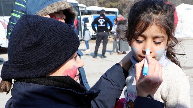 Çocukların komutan ablası: Jandarma Astsubay Belkıs Şahiner depremzede çocuklara destek oluyor - Resim: 10