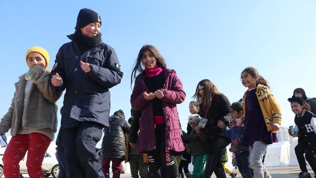 Çocukların komutan ablası: Jandarma Astsubay Belkıs Şahiner depremzede çocuklara destek oluyor - Resim: 4