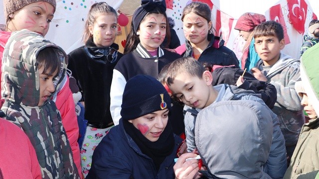 Çocukların komutan ablası: Jandarma Astsubay Belkıs Şahiner depremzede çocuklara destek oluyor - Resim: 9