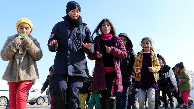 Çocukların komutan ablası: Jandarma Astsubay Belkıs Şahiner depremzede çocuklara destek oluyor - Resim: 6