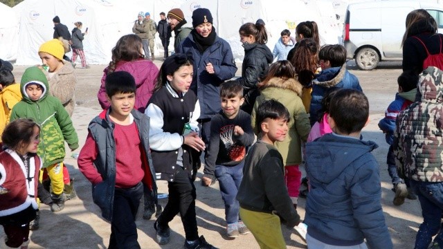 Çocukların komutan ablası: Jandarma Astsubay Belkıs Şahiner depremzede çocuklara destek oluyor - Resim: 3