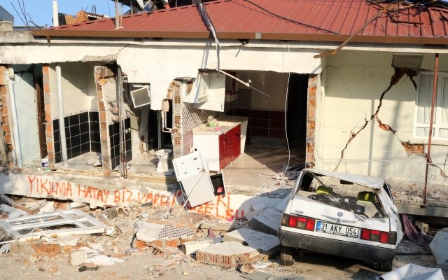 Yıkık şehir Hatay’da umut yeşerten duvar yazıları: Yıkılma, biz varız - Resim: 3