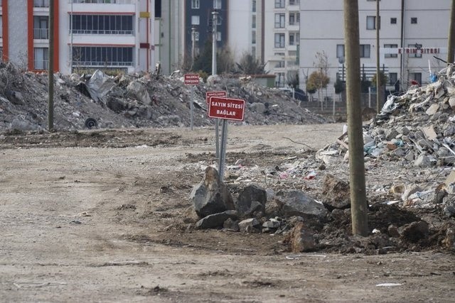 Binalar gitti, tabelalar geldi! Diyarbakır'da içler acısı görüntü - Resim: 6