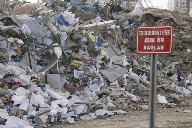 Binalar gitti, tabelalar geldi! Diyarbakır'da içler acısı görüntü - Resim: 7