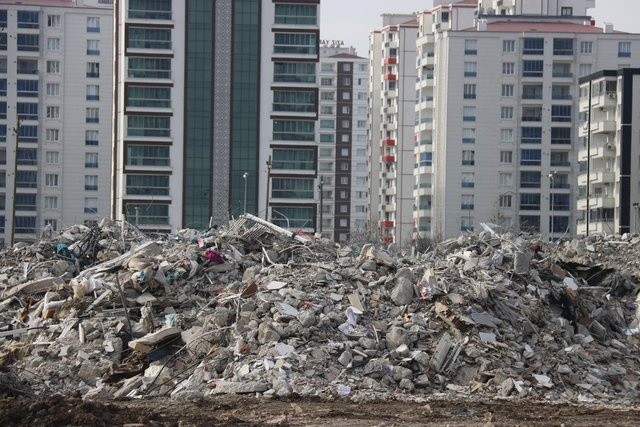 Binalar gitti, tabelalar geldi! Diyarbakır'da içler acısı görüntü - Resim: 1
