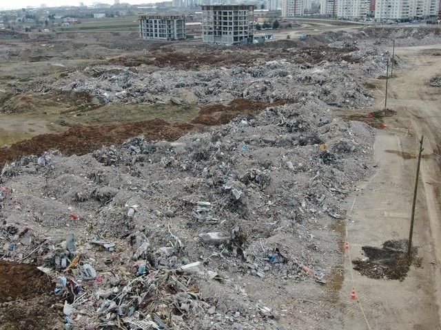 Binalar gitti, tabelalar geldi! Diyarbakır'da içler acısı görüntü - Resim: 2