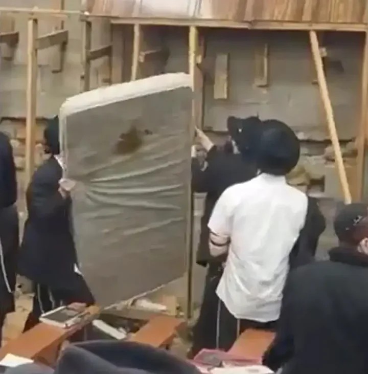 Sinagog’daki gizli tünel ve “Yahudilerin iğneli fıçı” geleneği! - Resim: 5