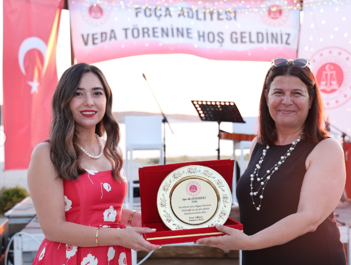 Foça Adliyesi veda yemeğinde buluştu! Kaymakam Aydın plaket takdim etti! - Resim: 4