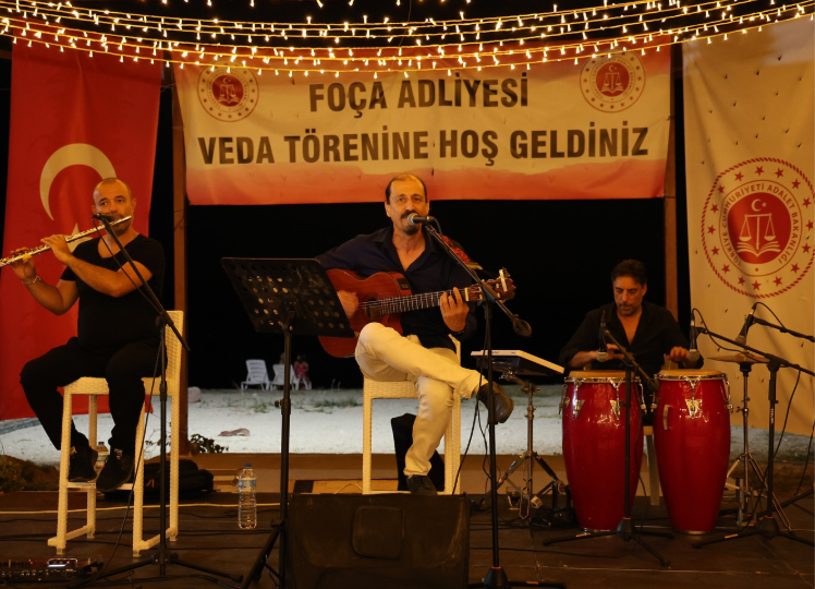Foça Adliyesi veda yemeğinde buluştu! Kaymakam Aydın plaket takdim etti! - Resim: 1