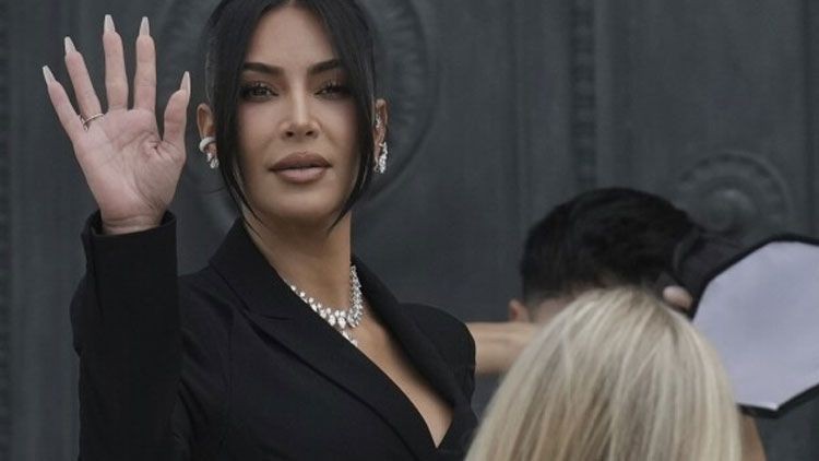 Kim Kardashian avukat oluyor! Kep giyip diploma aldı… - Resim: 1