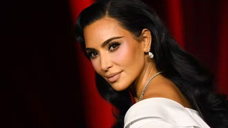Kim Kardashian avukat oluyor! Kep giyip diploma aldı… - Resim: 3