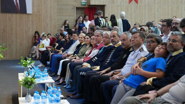 Başsavcı Öksüz gelecekteki meslektaşlarının heyecanına ortak oldu - Resim: 4