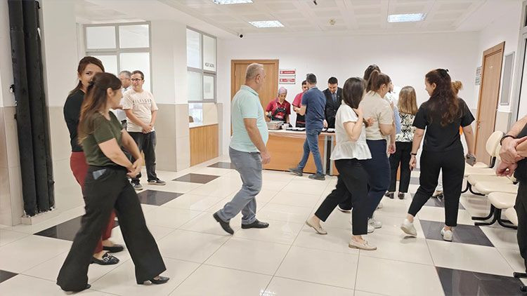 Gazipaşa Adliyesi’nde anlamlı etkinlik! Başsavcı Korkmaz aşure dağıttı - Resim: 2