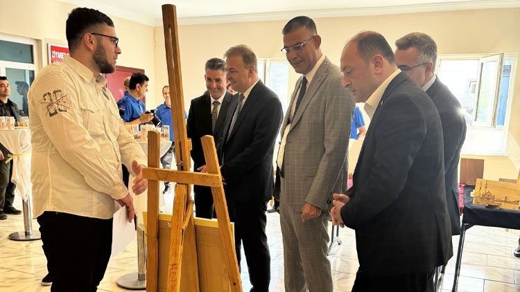 Başsavcı Uğurlu hükümlülerin sergisini gezdi! - Resim: 1
