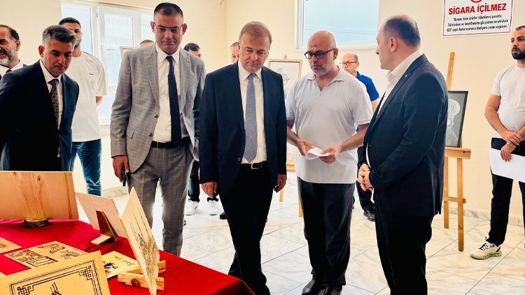 Başsavcı Uğurlu hükümlülerin sergisini gezdi! - Resim: 3