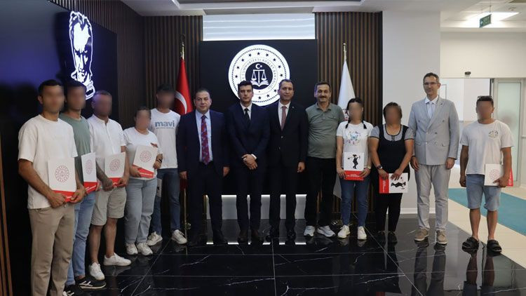 Başsavcı Şahin’den mesleki eğitimlerini tamamlayan yükümlülere sertifika - Resim: 1