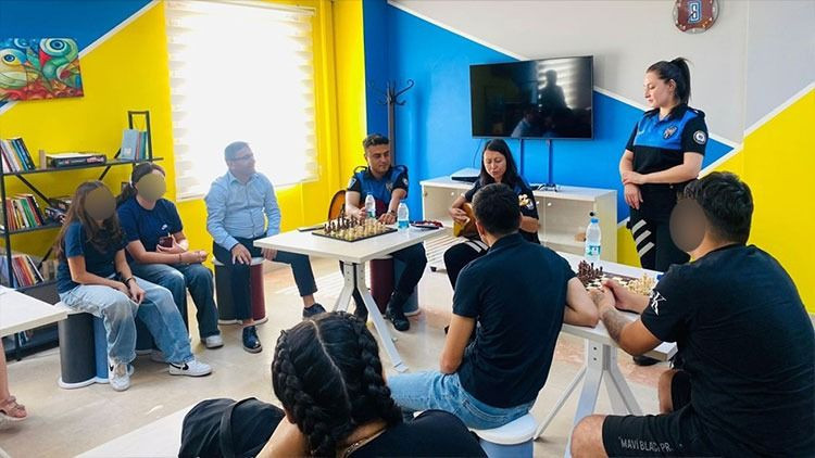 Polisler çaldı, onlar dinledi! Suça sürüklenen çocuklar müzikle bilgilendirildi - Resim: 3