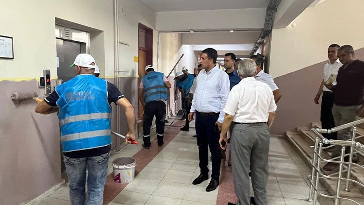 Alaşehir’de denetimli serbestlik yükümlüleri okulları yeniledi! Başsavcı Tuncay yerinde inceledi - Resim: 1