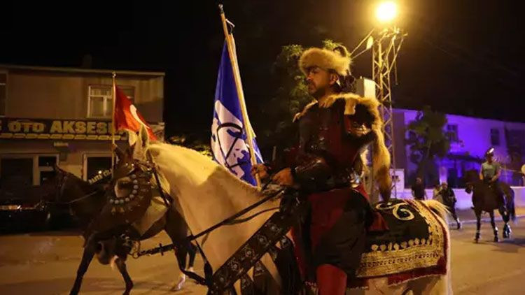 Malazgirt’te fener alayı! Zafer kutlamalarına Başsavcı Kantar da katıldı - Resim: 2