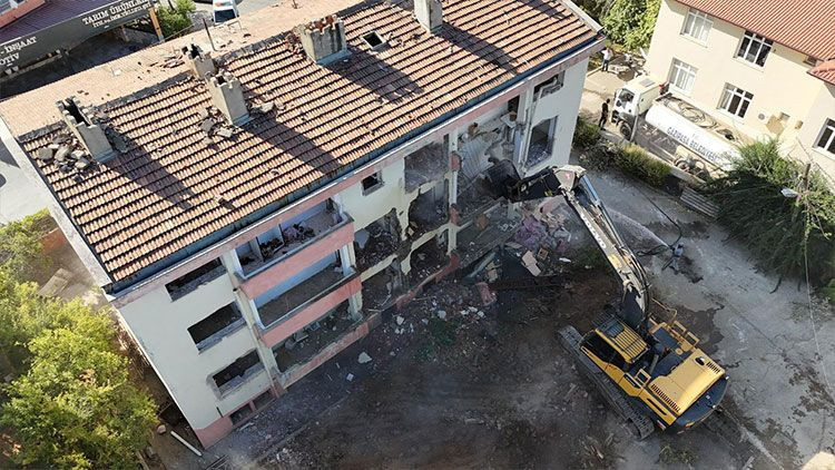 Yeni lojmanın faaliyete geçmesiyle eski binalar yıkıldı! Başsavcı Korkmaz’dan teşekkür - Resim: 3