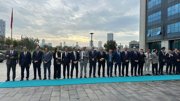 Başsavcı Dönmez, yeni görev yerinde çiçeklerle karşılandı - Resim: 2