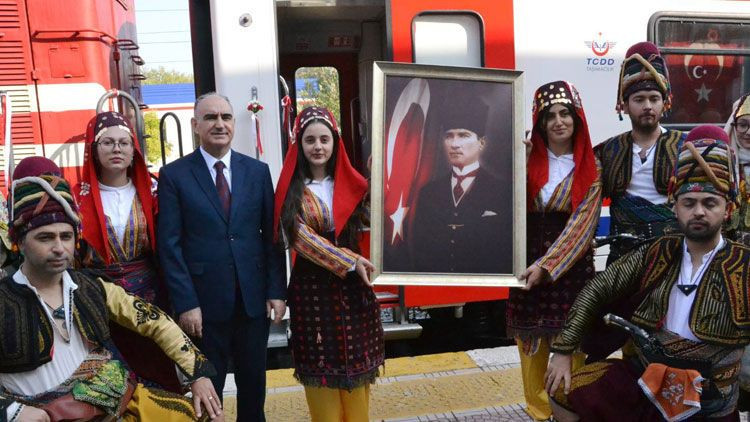 Atatürk’ün Manisa’ya gelişinin 100. yılı coşkuyla kutlandı! Başsavcı Eker de katıldı - Resim: 2