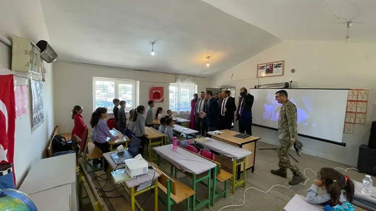 Siverek’te köy okulundaki çocukların yüzleri güldü! Siverek Cumhuriyet Başsavcısı Seçkin Şahan öncülük etti - Resim: 5