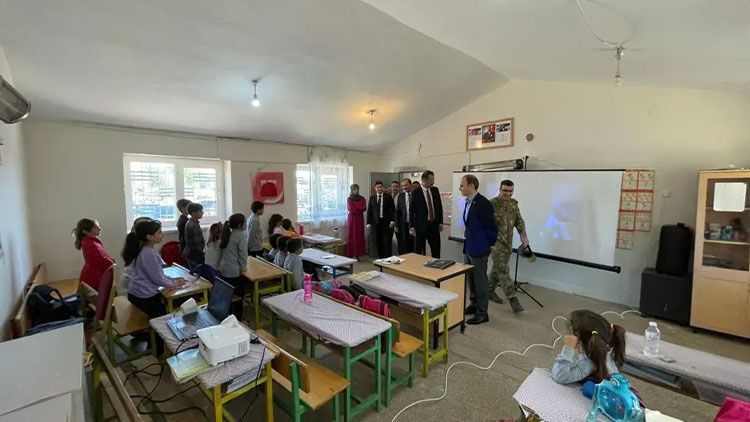 Siverek’te köy okulundaki çocukların yüzleri güldü! Siverek Cumhuriyet Başsavcısı Seçkin Şahan öncülük etti - Resim: 6