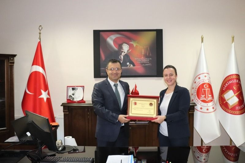 Amasya Adliyesi’nde birinci sınıfa ayrılan hakimlere plaket töreni - Resim: 1