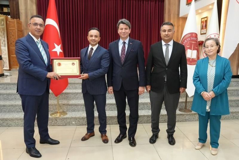 Başsavcı Gümüş, birinci sınıfa ayrılan hakim ve savcılara plaketlerini takdim etti - Resim: 1