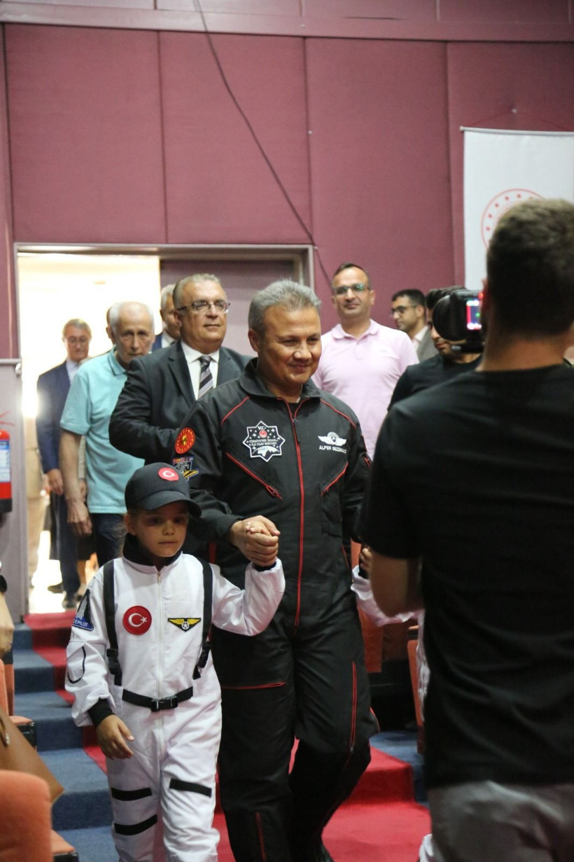 Gezeravcı anlattı, minikler dinledi! Savcı Uyar da uzay söyleşisine eşlik etti - Resim: 2